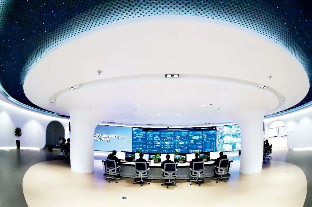 2021年2月2日，江西省撫州市東鄉(xiāng)區(qū)城市大腦指揮中心，工作人員通過城市大腦指揮平臺實(shí)時(shí)監(jiān)控、抓取、分析相關(guān)案件。