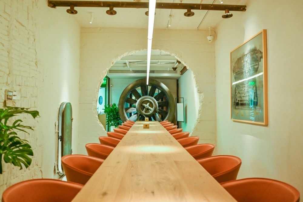 “絲聯(lián)166”園區(qū)內(nèi)保留工業(yè)遺存的咖啡館。（受訪者供圖）