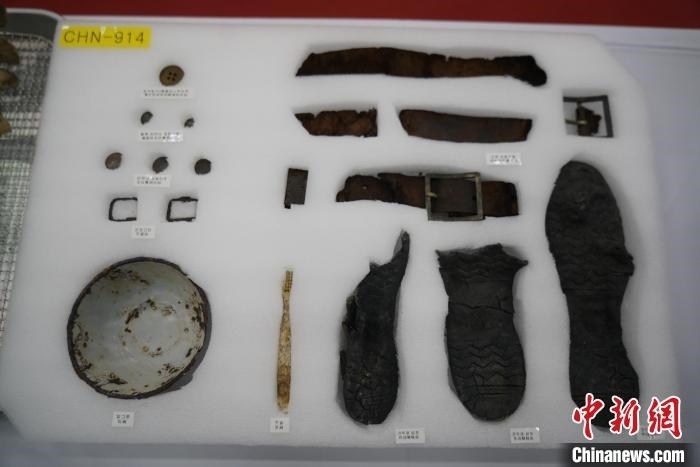 當地時間11月22日上午，第十批在韓中國人民志愿軍烈士遺骸裝殮儀式在韓國舉行。圖為裝殮儀式現場拍攝的部分志愿軍烈士遺物。中新社記者劉旭 攝