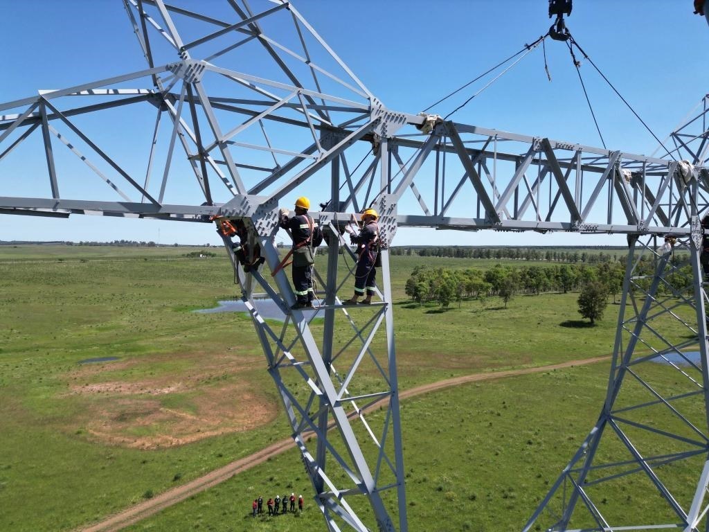 這是2023年11月15日拍攝的位于烏拉圭派桑杜省烏拉圭500千伏輸變電環(huán)網(wǎng)閉合項(xiàng)目施工現(xiàn)場(chǎng)。
