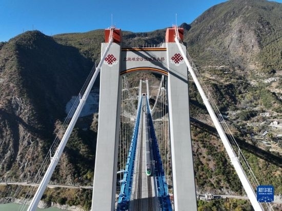 11月25日，列車通過麗香鐵路金沙江特大橋（無人機(jī)照片）。