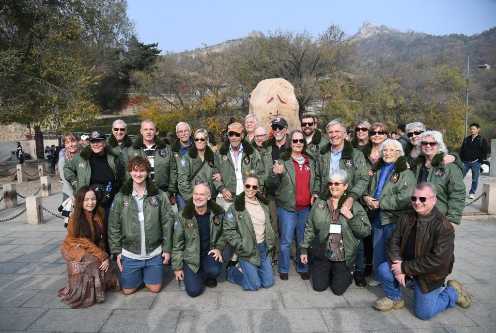 10月29日，飛虎隊(duì)老兵莫耶一行人在北京八達(dá)嶺長城合影留念。當(dāng)日，美中航空遺產(chǎn)基金會(huì)訪華代表團(tuán)成員陸續(xù)抵達(dá)北京。新華社記者任超攝