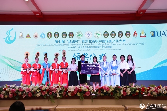 來(lái)自瑪哈沙拉坎大學(xué)的參賽隊(duì)伍榮獲一等獎(jiǎng)。人民網(wǎng)記者 孫廣勇攝