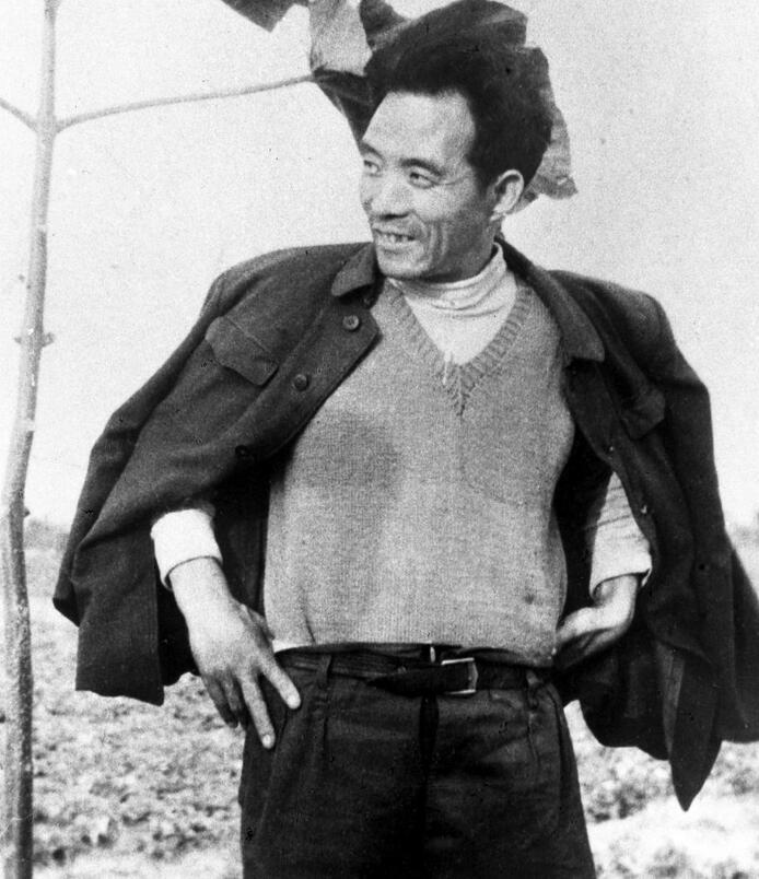 這是焦裕祿當(dāng)年滿(mǎn)懷豪情地在泡桐樹(shù)前留影。新華社發(fā)（1990年5月10日發(fā)）