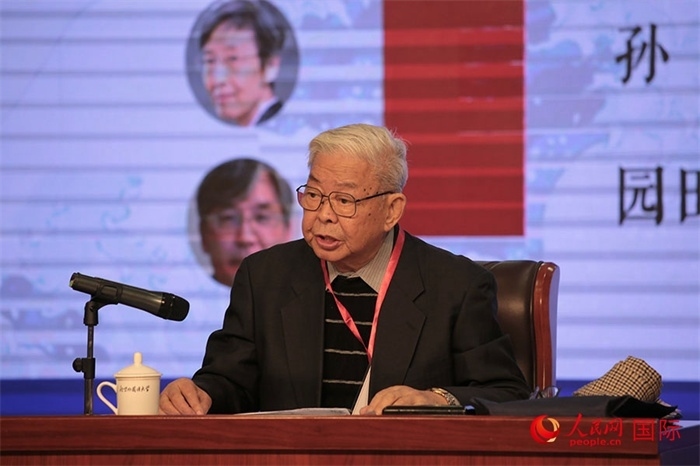 北京外國語大學(xué)北京日本學(xué)研究中心原主任嚴(yán)安生發(fā)表主旨演講。人民網(wǎng)記者 張麗婭攝