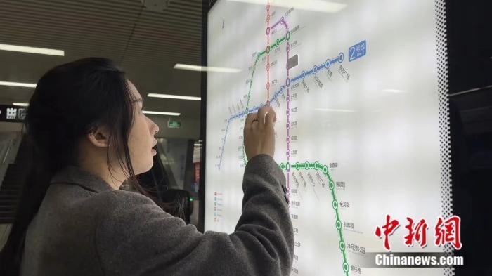 李佳夢(mèng)正在坐地鐵。呂盛楠 攝