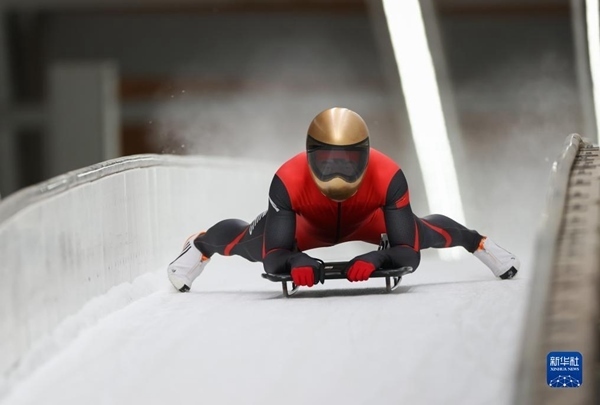 11月25日，天津隊選手閆文港在比賽中抵達終點。新華社記者 王楷焱 攝