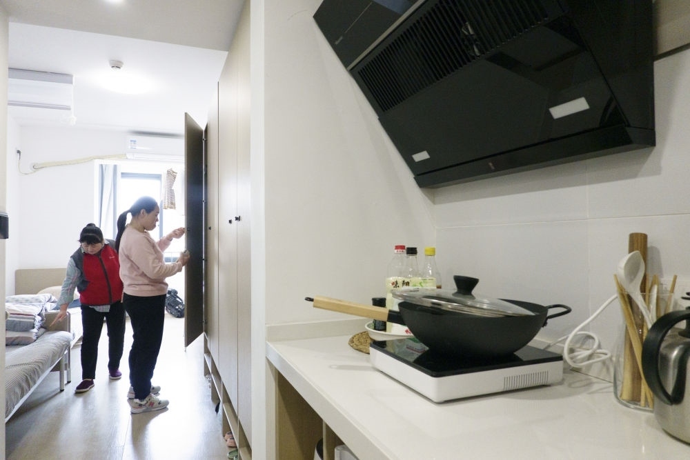 住戶在閔行區(qū)新時(shí)代城市建設(shè)者管理者之家收拾房間。