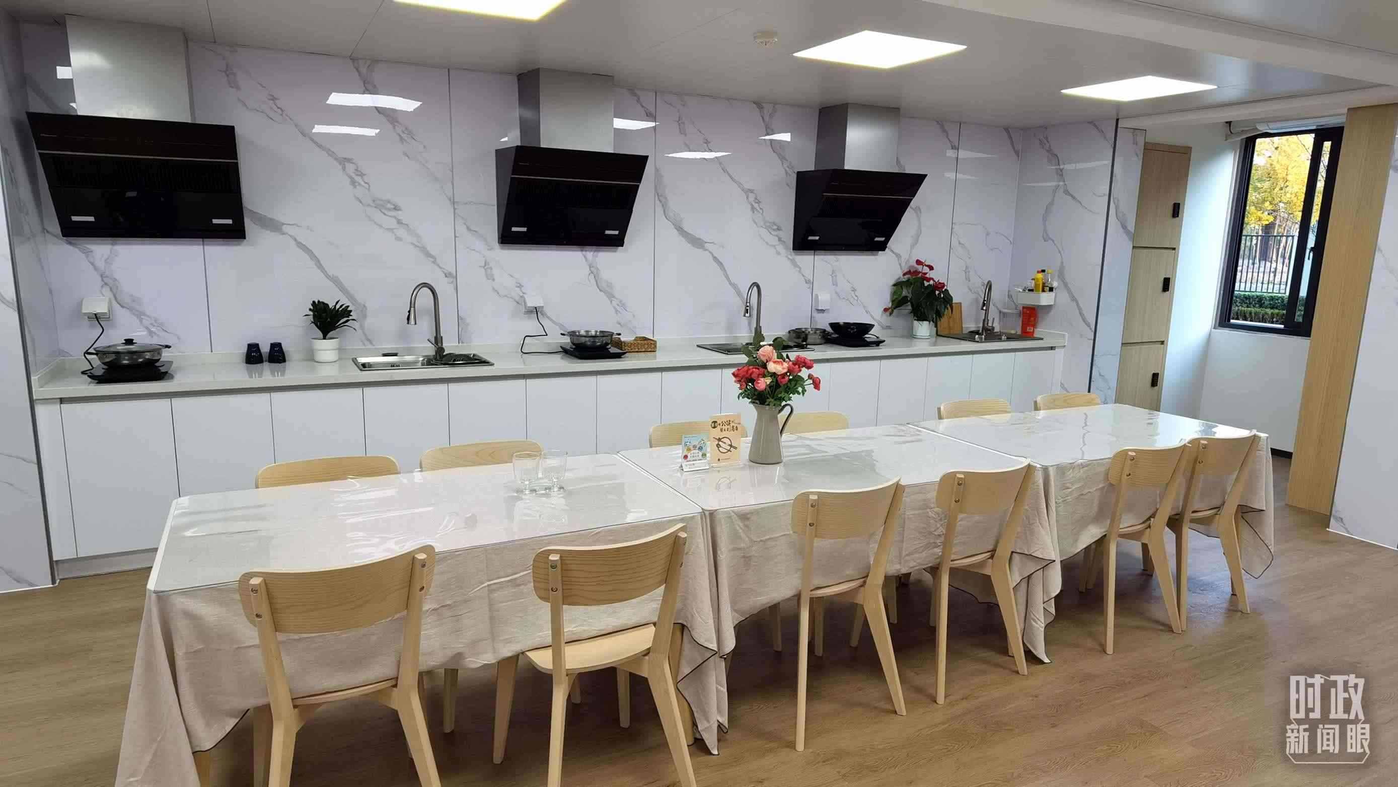 △閔行區(qū)新時代城市建設者管理者之家內的共享廚房。（總臺央視記者郭鴻拍攝）