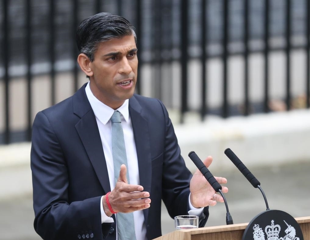 2022年10月25日，里?！ぬK納克在英國倫敦唐寧街10號(hào)首相府前發(fā)表講話。新華社記者李穎攝