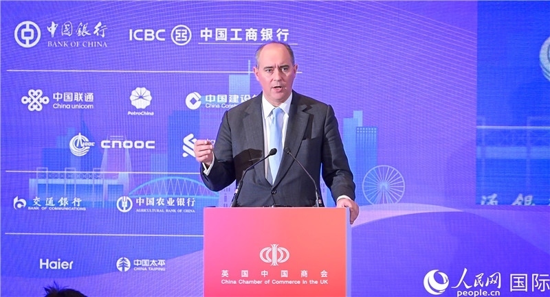 英國商業(yè)貿(mào)易部國務(wù)大臣（投資大臣）多米尼克·約翰遜與會(huì)。人民網(wǎng) 郭錦標(biāo)攝