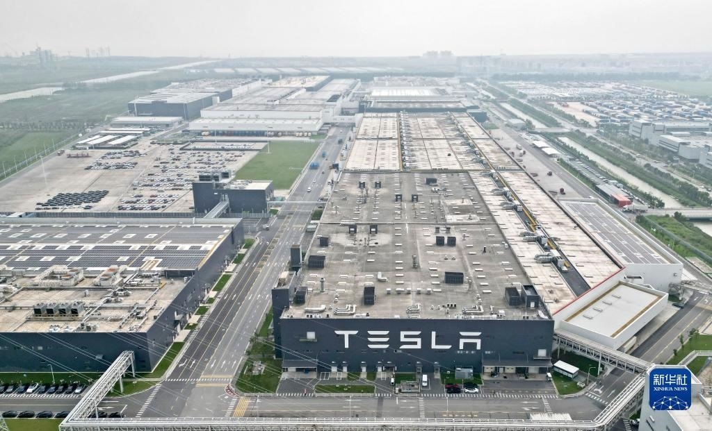 這是在中國（上海）自由貿(mào)易試驗區(qū)臨港新片區(qū)拍攝的特斯拉上海超級工廠（2023年9月26日攝，無人機照片）。新華社記者 劉穎 攝