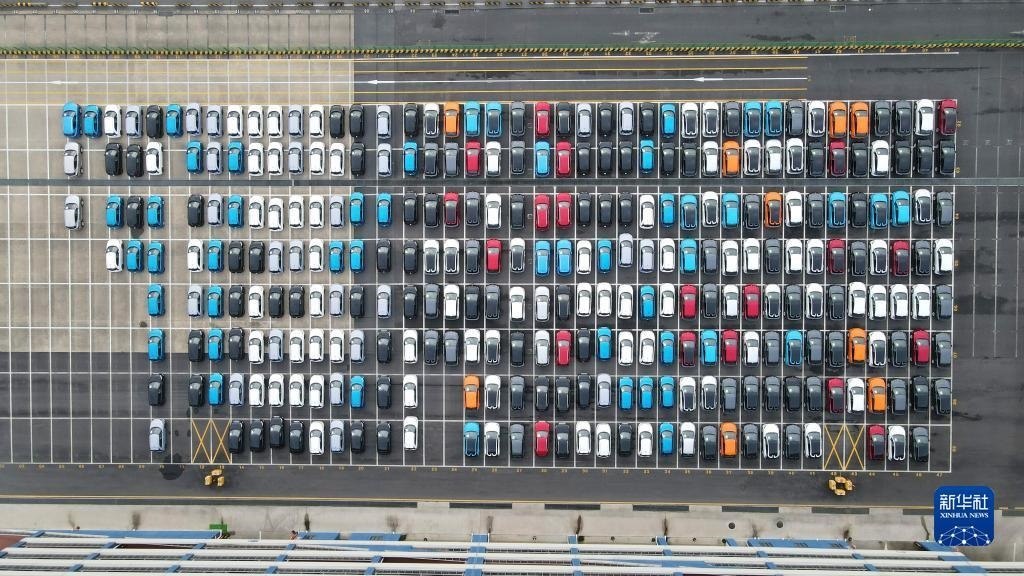 這是2023年7月9日在上海外高橋海通汽車碼頭拍攝的等待裝船運往澳大利亞的上汽MG品牌汽車和新能源車（無人機照片）。新華社記者 方喆 攝