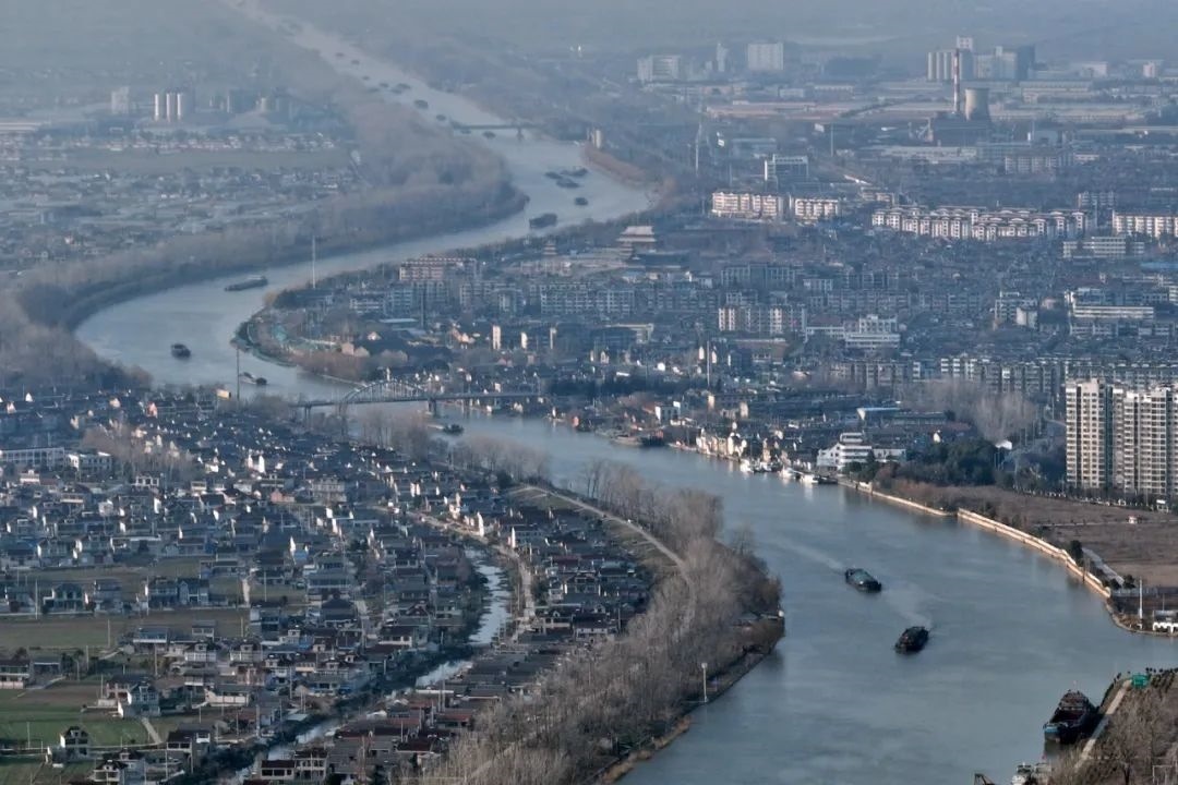 2月16日，貨船行駛在京杭大運(yùn)河江蘇寶應(yīng)段。新華社發(fā)（沈冬兵攝）