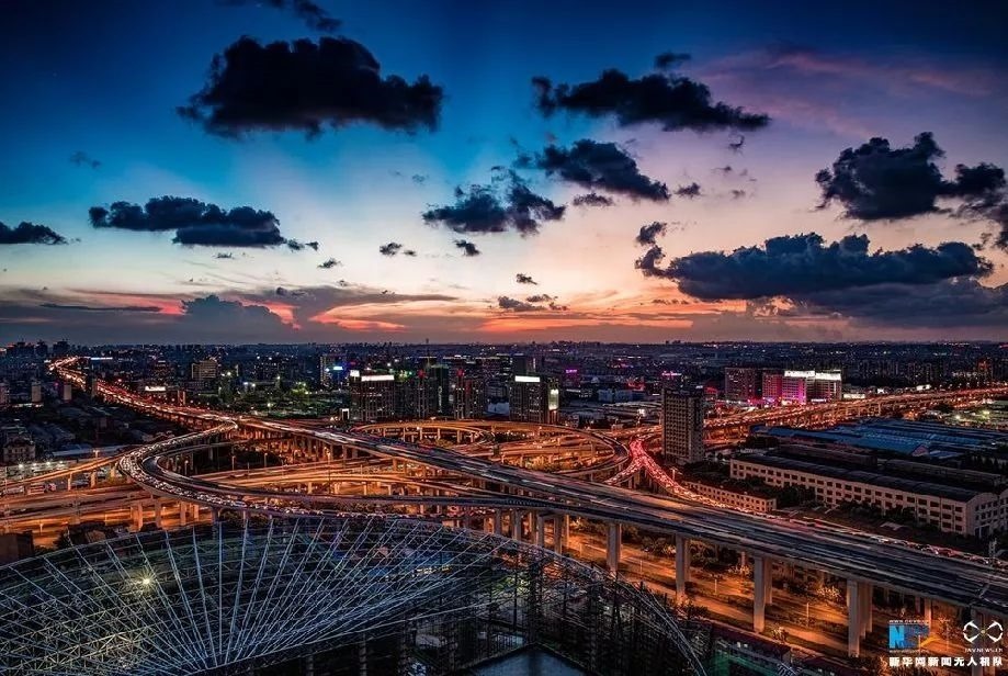 傍晚時(shí)刻的上海立交橋。新華網(wǎng)發(fā) 田橫 攝