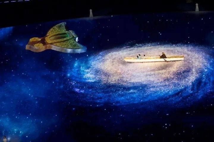 杭州第4屆亞殘運(yùn)會(huì)閉幕式上，吉祥物飛飛幻化回良渚玉鳥的模樣，盤旋于夜色之中。記者 倪雁強(qiáng) 董旭明 攝