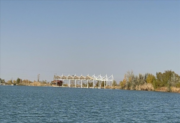 2023年11月1日，督察組拍攝到弱水花海景區(qū)建有人工湖及水上游樂設(shè)施。（中央第四生態(tài)環(huán)境保護督察組供圖）