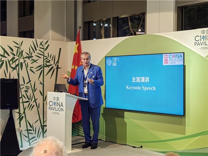 意大利都靈理工大學終身教授岡特·鮑利發(fā)言。COP28中國角供圖