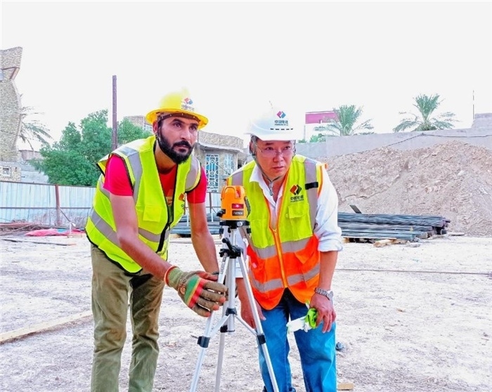 中伊工人在施工中。中國電建供圖