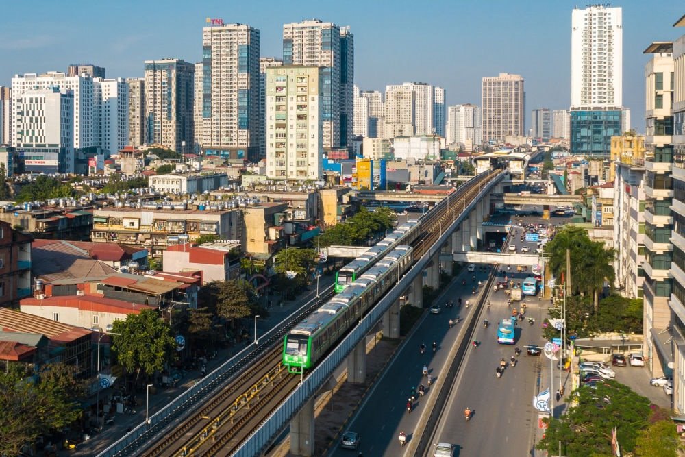 2021年12月1日，在越南首都河內(nèi)，列車在吉靈-河?xùn)|輕軌線上行駛。新華社發(fā)（中鐵六局河內(nèi)輕軌項(xiàng)目部供圖）