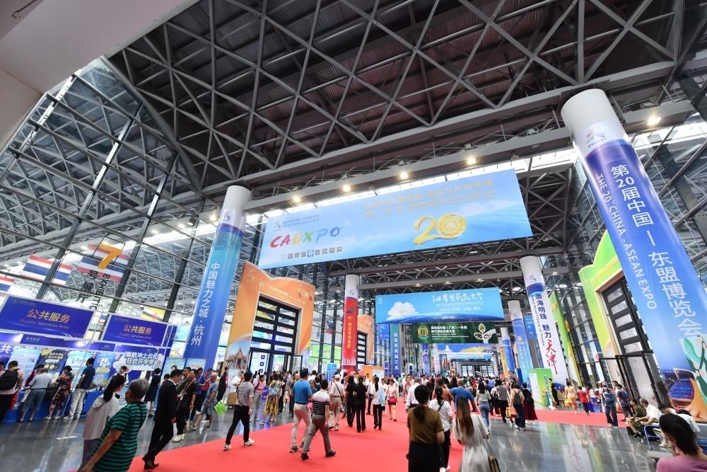 2023年9月18日，參觀者在第二十屆中國—東盟博覽會(huì)東盟商品展區(qū)選購商品。新華社記者 黃孝邦 攝