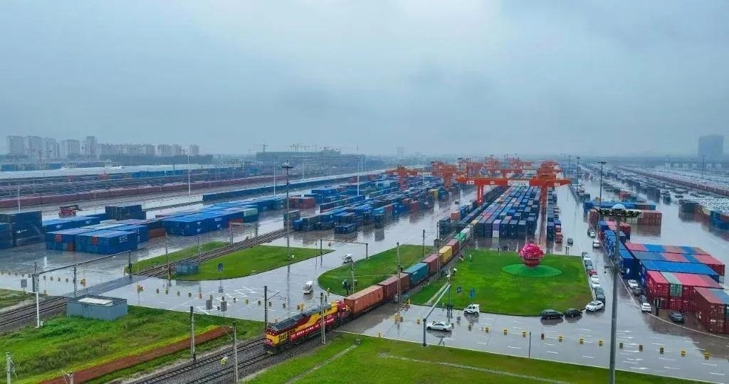 △2023年9月28日，中歐班列長安號第20000列從陜西西安國際港站開出。