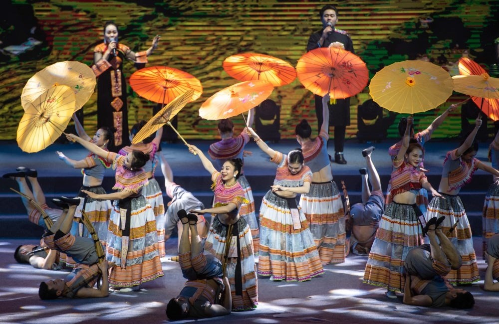 2023年1月18日，以“同心筑厚誼 攜手共發(fā)展”為主題的2023年中越跨國春節(jié)聯(lián)歡晚會(huì)在云南省紅河哈尼族彝族自治州河口瑤族自治縣舉行，越南老街省民族藝術(shù)歌舞團(tuán)的演員在晚會(huì)上表演歌舞《漂浮在云端的節(jié)日》。新華社記者 胡超 攝