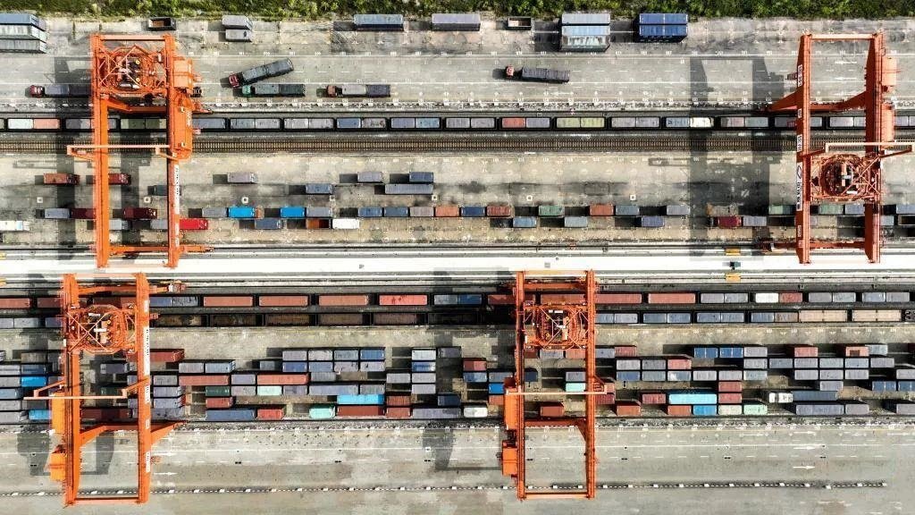 △2023年11月12日，火車在廣西欽州港碼頭裝運集裝箱。