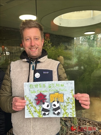 特別從法國趕來送別“夢想”“夢圓”的專業(yè)級熊貓粉絲 Pouille先生和此次征集的兒童作品。人民網(wǎng)記者 徐馨攝