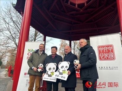 中國文化中心組織的主題活動現(xiàn)場。從左至右依次為柏林動物園園長克尼里姆、中國駐德國大使吳懇、柏林市長韋格納、柏林動物園監(jiān)事會主席布魯克曼。人民網(wǎng)記者 徐馨攝