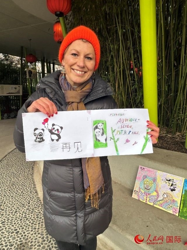 桑德拉和德國小朋友們的作品。右圖寫著“祝福好運(yùn)，再見 Pit和Paule（“夢想”“夢圓”的德語名字）”。人民網(wǎng)記者 徐馨攝