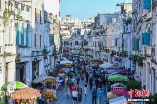 圖為?？隍T樓老街游客如織。 <a target='_blank' href='/' ><p align=