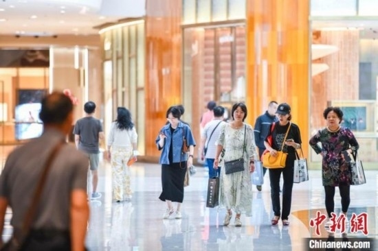 圖為顧客在cdf?？趪H免稅城內(nèi)選購商品。<a target='_blank' href='/' ><p align=