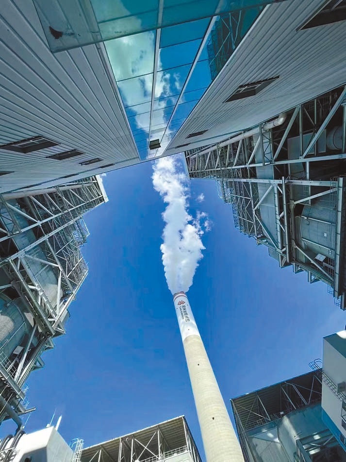  綠色低碳 近日，來自10余個國家的國際青年跟隨“世界青年能源行”活動走進(jìn)國家能源集團江蘇泰州電廠。作為亞洲最大火電二氧化碳捕集、利用與封存項目，該項目每年可捕集消納二氧化碳50萬噸。 美國籍演員、主持人 史蒂文·韋德斯攝 “走在電廠里，體驗各種高科技，真切感受到中國在清潔能源方面發(fā)展迅速，許多技術(shù)走在了世界前列。”