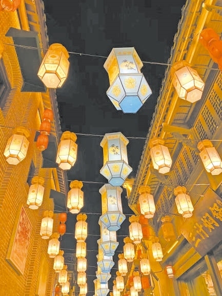  古城新韻 位于安徽安慶市安慶古城的倒扒獅歷史文化街區(qū)依江而建，在保留歷史建筑的同時，引入產(chǎn)業(yè)新業(yè)態(tài)，激發(fā)歷史文化街區(qū)活力，吸引了眾多游客前來游玩。 韓國籍視頻博主 金峻范攝