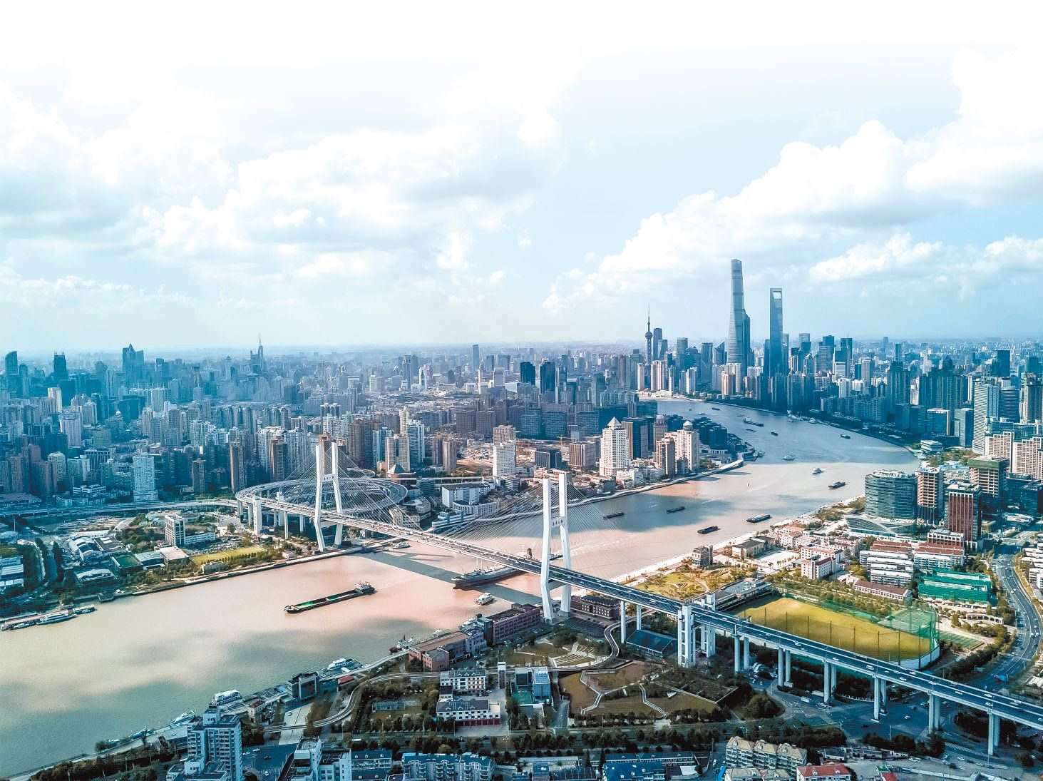  潮起東方 上海黃浦江兩岸高樓林立，風(fēng)光無限。近年來，上海以開放創(chuàng)新之姿，謀劃推動高質(zhì)量發(fā)展，奮力開創(chuàng)長三角一體化新局面。 德國籍導(dǎo)演、建筑師、攝影師 馬克·西格蒙德攝 “起初，我被東方古國的悠久歷史文化吸引來到中國。在上海生活的10多年間，我見證了這座城市的發(fā)展歷程，也感受到它兼具傳統(tǒng)與現(xiàn)代的獨特魅力?！? /></p> <p style=