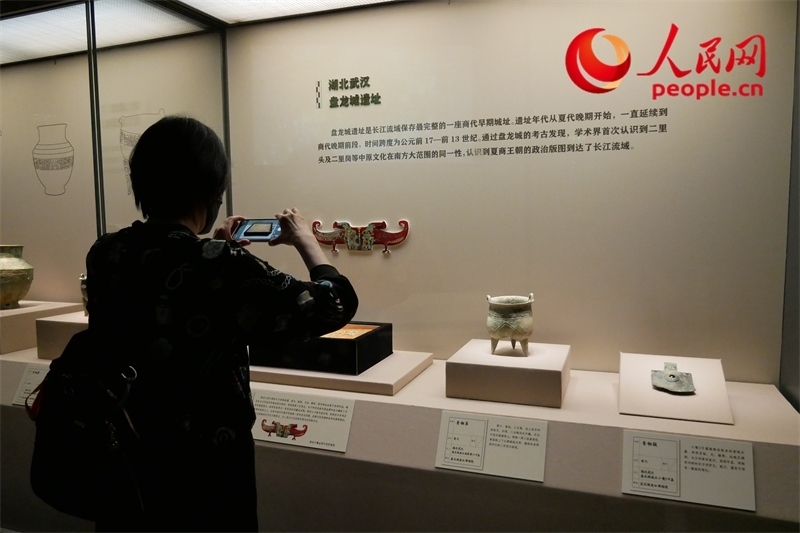 今年9月，觀眾正在參觀“鑒往知遠——新時代考古成果展”。人民網(wǎng)記者 韋衍行攝