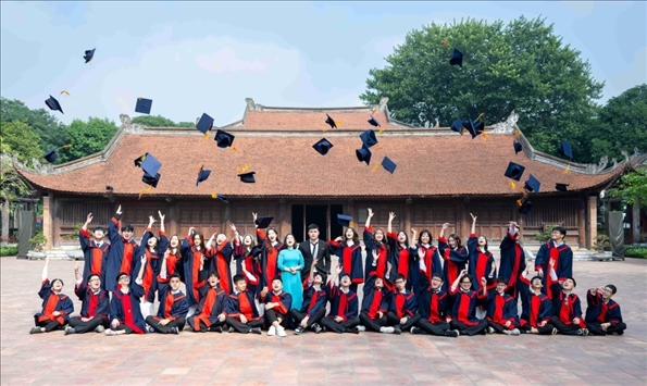 12月9日，越南首都河內(nèi)一所高中的學生在文廟內(nèi)合影留念。