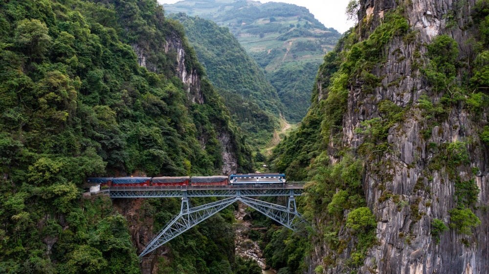 2023年6月20日，一列火車駛過人字橋。