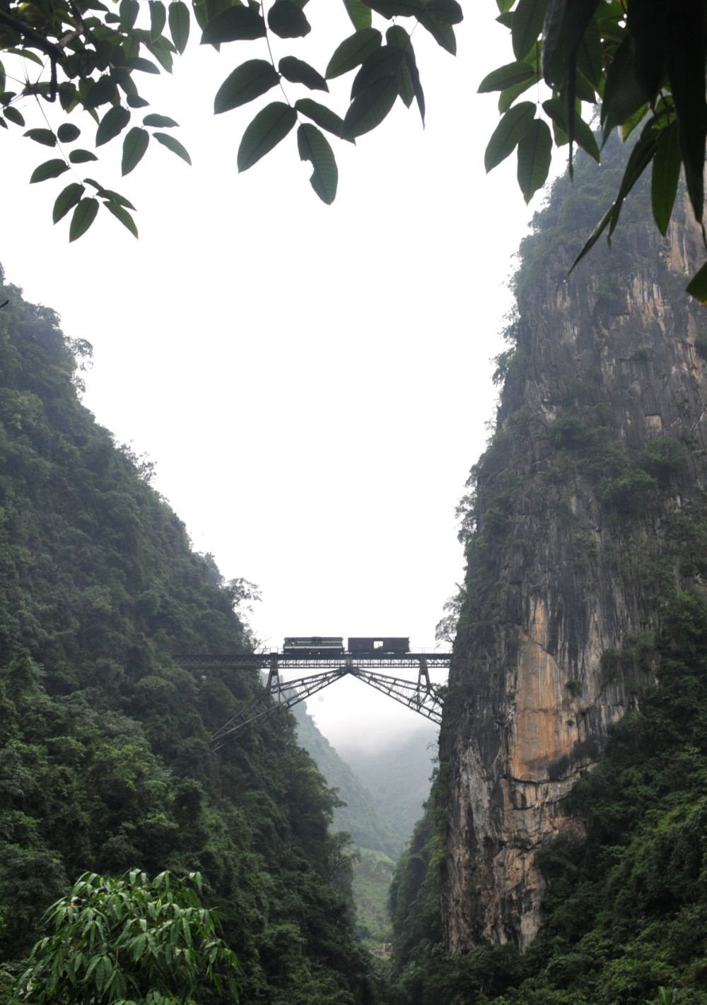 2009年6月1日，一列小火車從人字橋上通過。