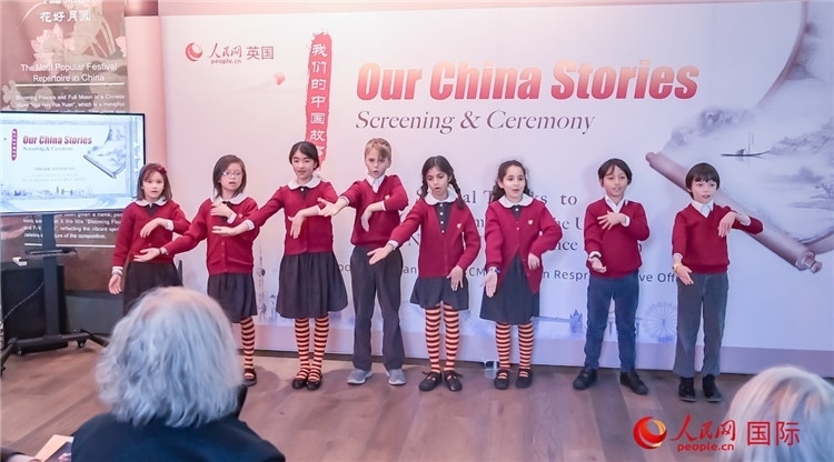 肯辛頓韋德預(yù)備學(xué)校小學(xué)生表演。人民網(wǎng) 郭錦標(biāo)攝