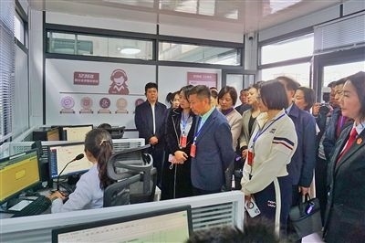  在昆明中院訴前調(diào)解工作室內(nèi)，代表們觀摩法官線上調(diào)解。