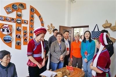  在大理法院喜洲法庭，代表們與“金花調(diào)解員”共同探討民族特色調(diào)解工作方法。