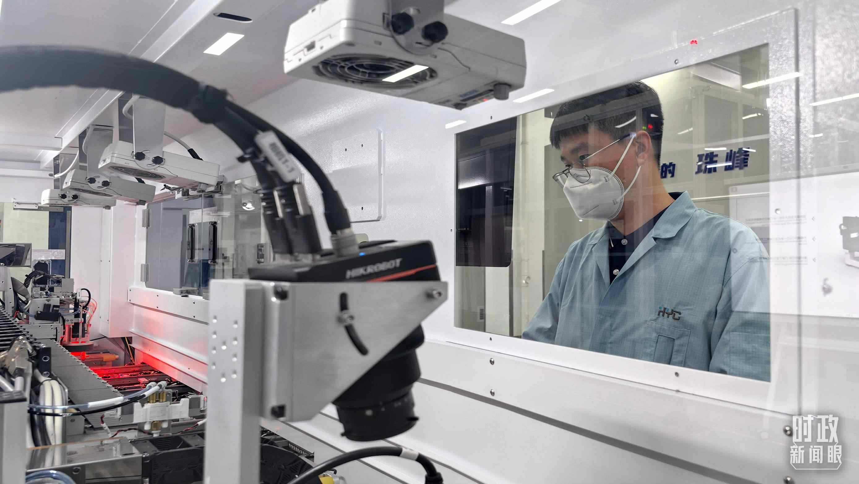 △蘇州華興源創(chuàng)科技股份有限公司員工正在研發(fā)車間內(nèi)進(jìn)行芯片測(cè)試。（總臺(tái)央廣記者潘毅拍攝）