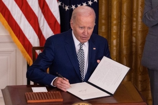 10月30日，美國總統(tǒng)拜登在華盛頓白宮簽署人工智能監(jiān)管行政令。新華社發(fā)（亞倫攝）