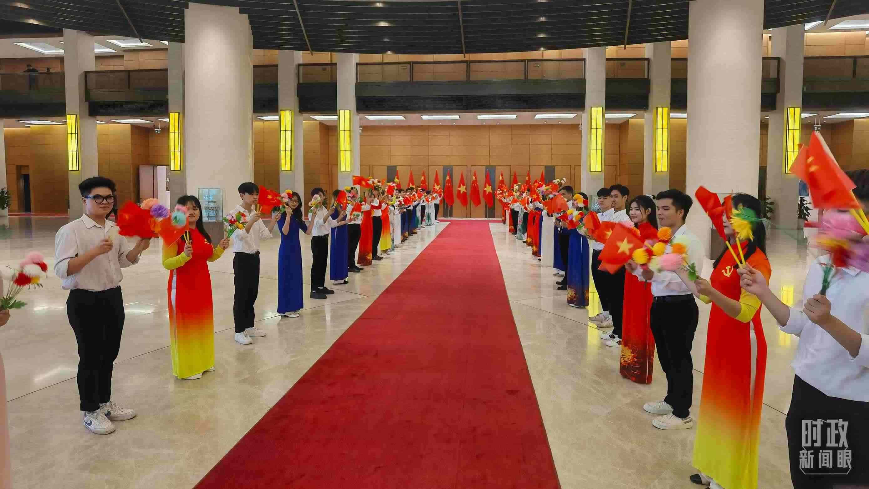 △夾道歡迎的當(dāng)?shù)厍嗄辍＃偱_央視記者周志國拍攝）