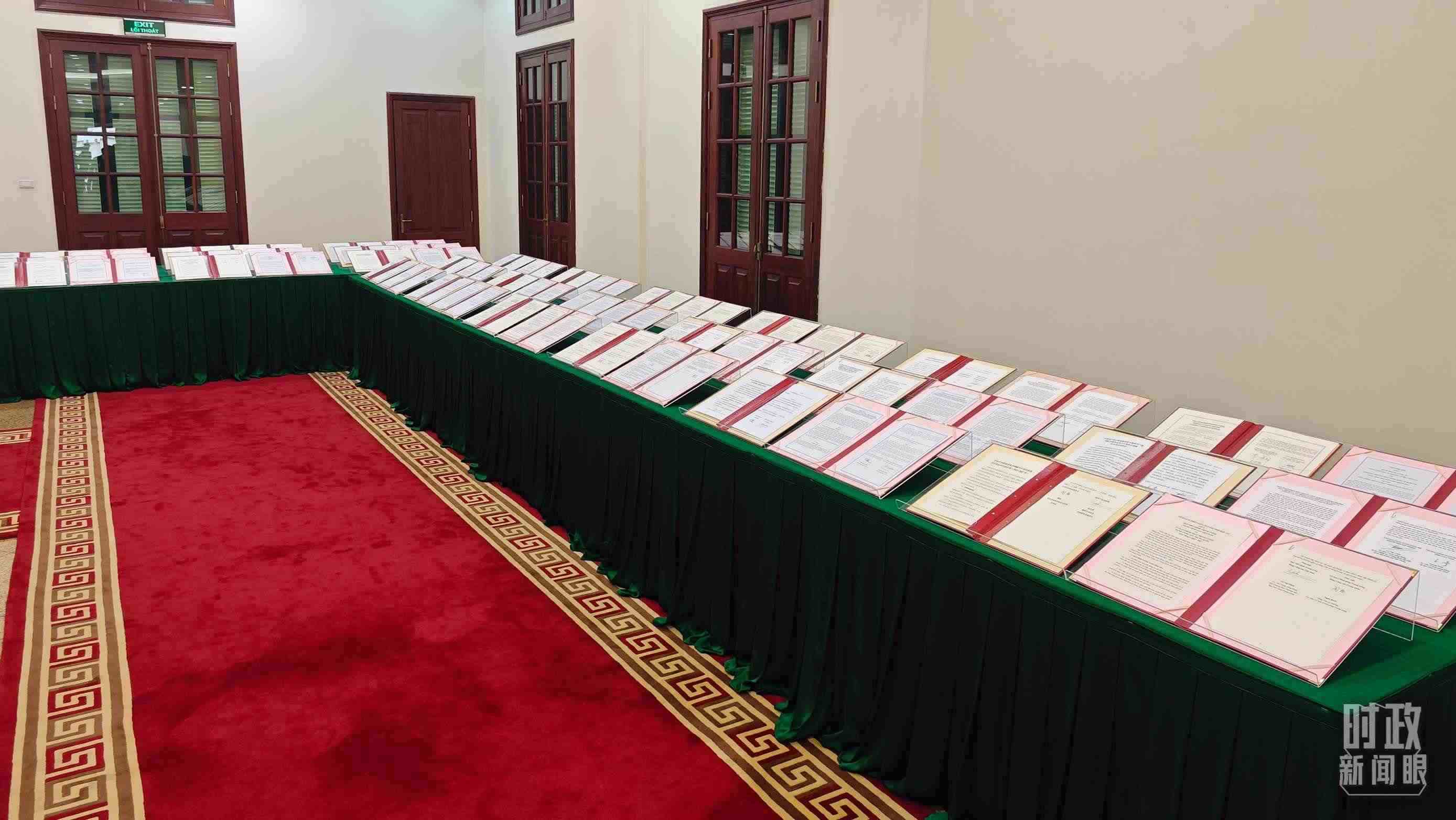 △會(huì)談后，兩黨總書記共同見證雙方簽署的雙邊合作文件展示，涵蓋共建“一帶一路”等30多個(gè)領(lǐng)域。（總臺央視記者耿小龍拍攝）