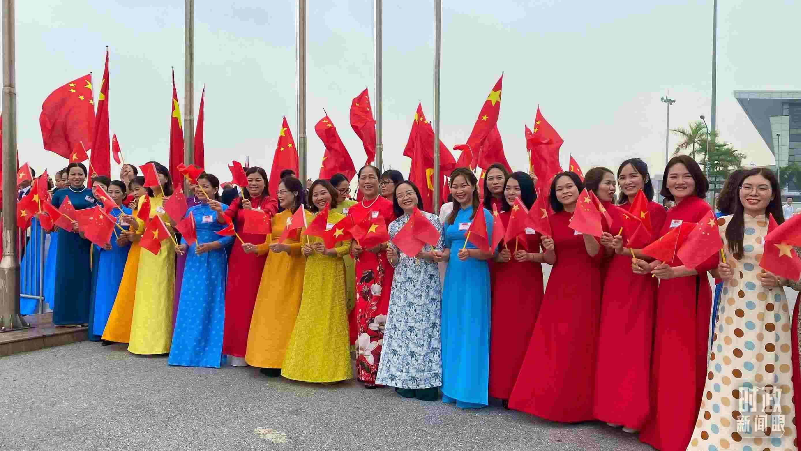 △專機(jī)抵達(dá)前，400多名中越各界代表手持兩黨兩國旗幟翹首以盼。（總臺央視記者李增仁拍攝）