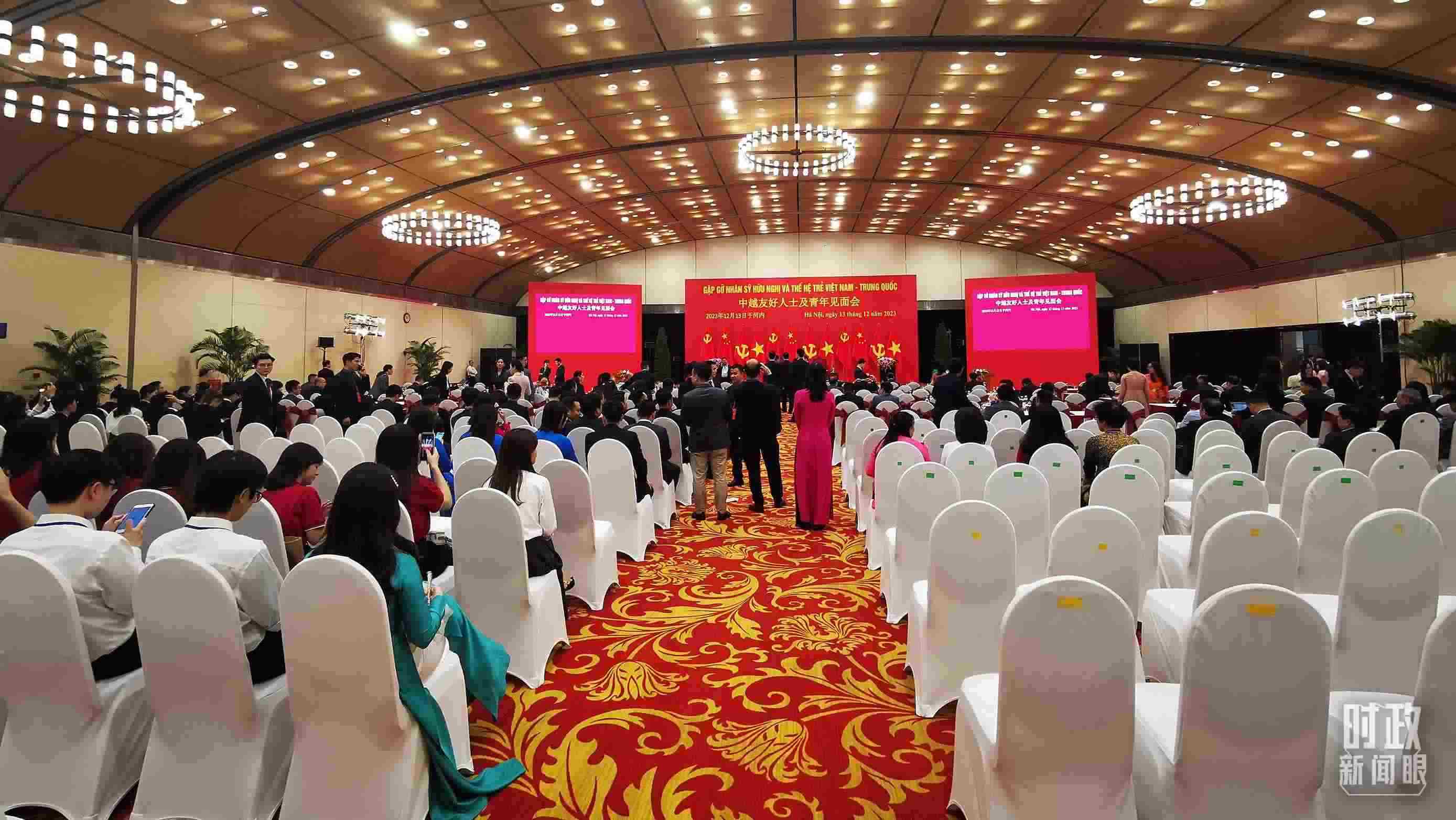 △習(xí)近平出席中越友好人士及青年見面會(huì)。這是見面會(huì)開始前的場景。（總臺央視記者荊偉拍攝）