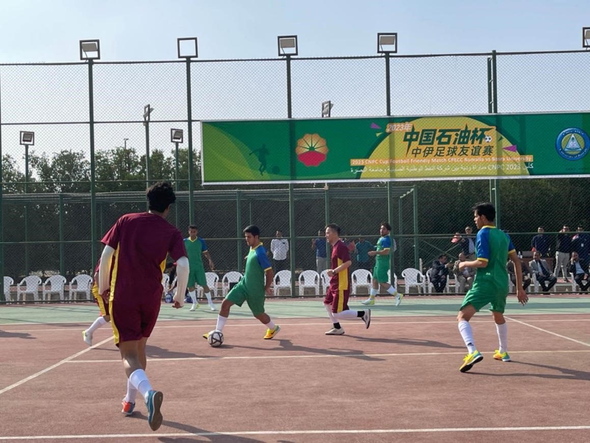 12月14日，中國(guó)石油（伊拉克）魯邁拉片區(qū)舉辦公共開放日和足球友誼賽。中國(guó)石油工程建設(shè)有限公司魯邁拉項(xiàng)目代表隊(duì)與巴士拉大學(xué)代表隊(duì)進(jìn)行了比賽，巴士拉大學(xué)代表隊(duì)獲勝。文學(xué)軍攝